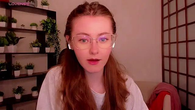 Snapshot of KateCuddle chatting on May 18, 2:33 am KateCuddle online show from May 18, 2:33 am