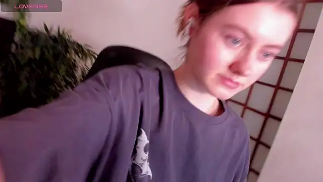 KateCuddle online show from December 19, 2:26 am