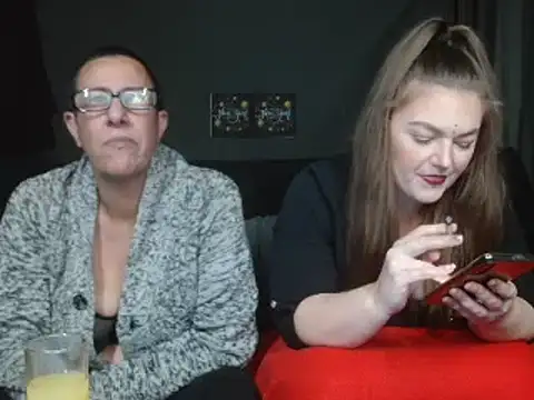 Snapshot of SherineDivine_et_Hoyden chatting on December 31, 9:39 pm SherineDivine et Hoyden online show from December 31, 9:39 pm