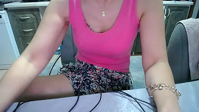 Snapshot of AmazingBitch chatting on June 19, 5:52 pm AmazingBitch online show from June 19, 5:52 pm