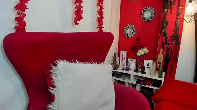 julieta evans  online show from December 4, 11:30 pm