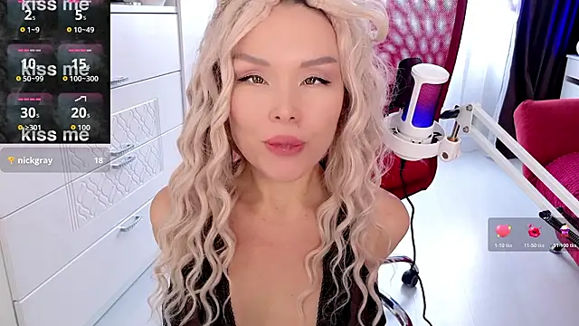 Snapshot of WhiteBunny chatting on February 6, 8:10 am WhiteBunny online show from February 6, 8:10 am