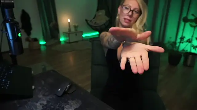 LaraPunkt online show from October 8, 8:05 am