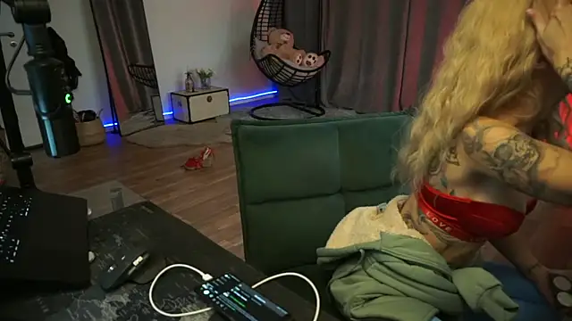 LaraPunkt online show from October 15, 6:33 am