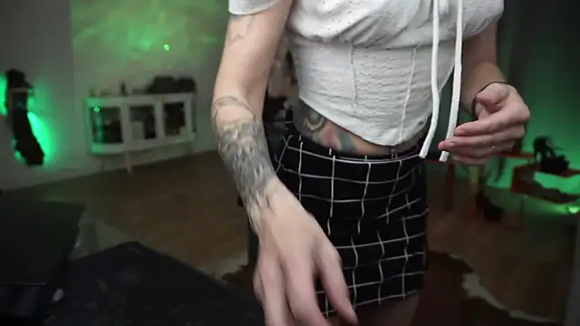 LaraPunkt online show from April 17, 7:44 am