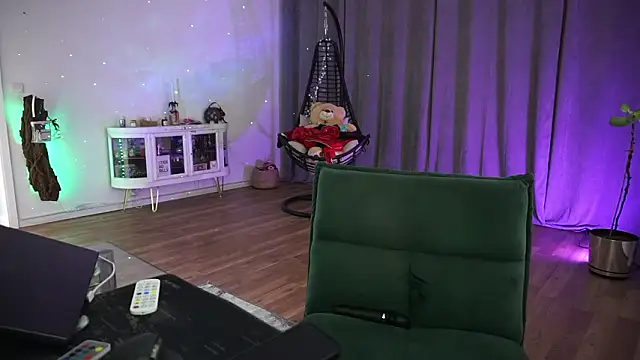 LaraPunkt online show from February 20, 9:00 am