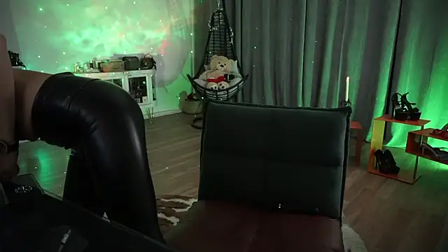 LaraPunkt online show from April 23, 8:32 am