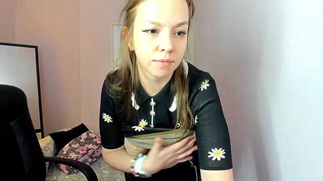 Snapshot of Persephoni chatting on June 25, 3:28 pm Persephoni online show from June 25, 3:28 pm
