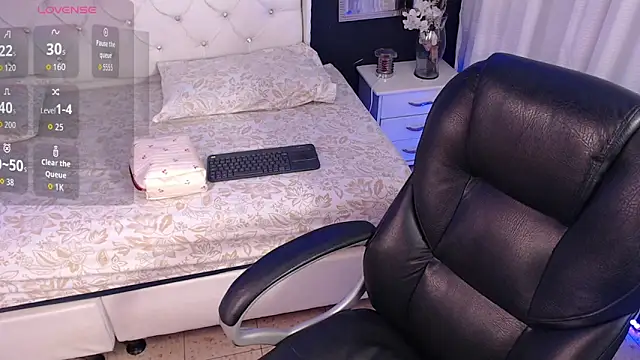 Snapshot of LiaVillalobos chatting on October 10, 12:39 pm LiaVillalobos online show from October 10, 12:39 pm