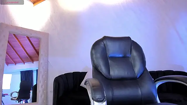 Snapshot of SophieBarnett chatting on June 6, 10:04 pm SophieBarnett online show from June 6, 10:04 pm