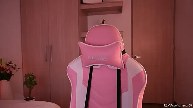 Snapshot of annie24_evans chatting on March 5, 11:05 pm annie24 evans online show from March 5, 11:05 pm