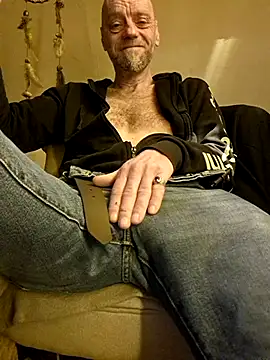 Snapshot of eddouxxx78 chatting on February 15, 8:13 am eddouxxx78 online show from February 15, 8:13 am