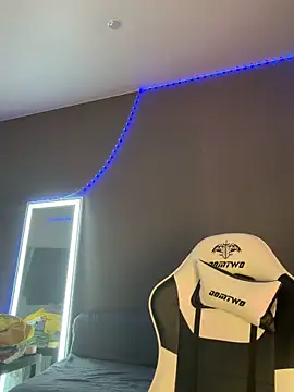 julia fly online show from February 24, 8:37 am