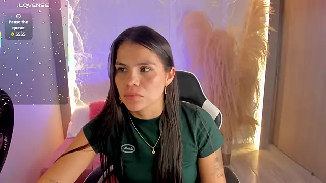 dominique25  online show from April 1, 3:41 am