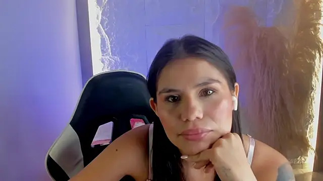 dominique25  online show from May 15, 1:36 am