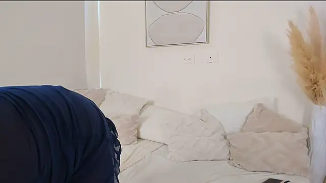 ZOEGARNER01 online show from December 17, 7:30 pm