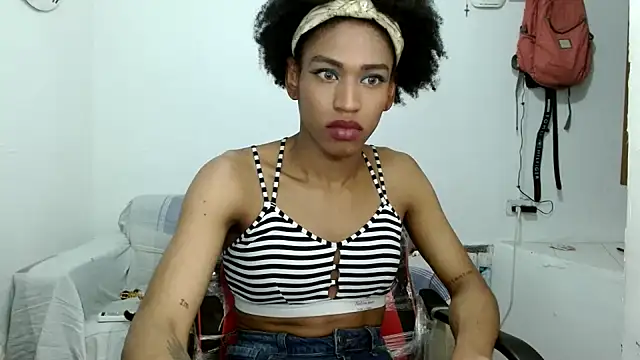 Snapshot of angelamarie1 chatting on October 18, 12:01 am angelamarie1 online show from October 18, 12:01 am
