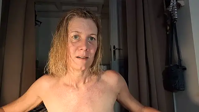Snapshot of Lola_Belgium chatting on June 27, 1:17 pm Lola Belgium online show from June 27, 1:17 pm