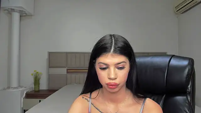 Sierra Halle online show from November 30, 10:10 pm