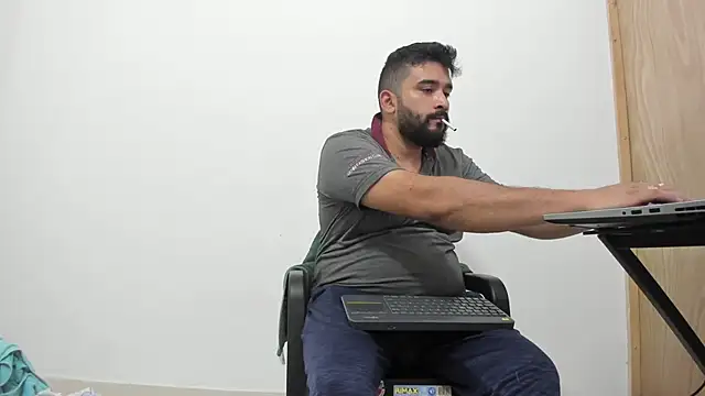 Snapshot of isearchcompany chatting on November 1, 11:53 pm isearchcompany online show from November 1, 11:53 pm