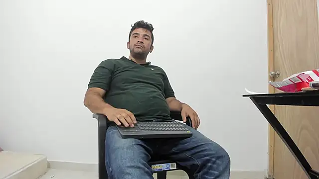 Snapshot of isearchcompany chatting on December 4, 12:31 am isearchcompany online show from December 4, 12:31 am