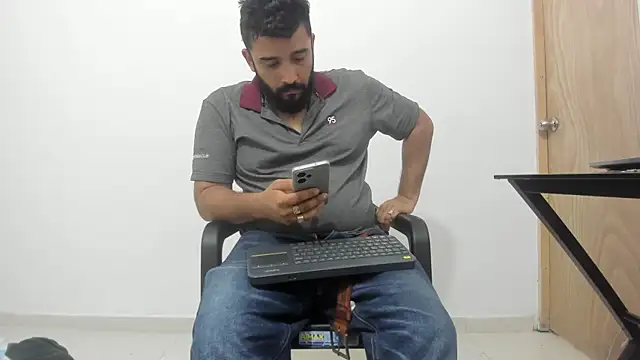 Snapshot of isearchcompany chatting on November 19, 1:44 pm isearchcompany online show from November 19, 1:44 pm