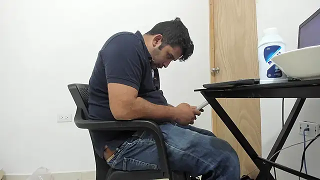 Snapshot of isearchcompany chatting on November 30, 7:31 am isearchcompany online show from November 30, 7:31 am