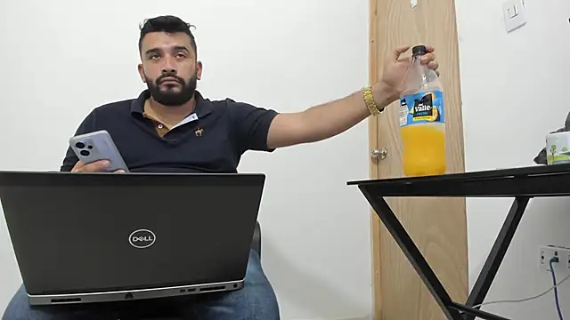 Snapshot of isearchcompany chatting on October 31, 9:00 pm isearchcompany online show from October 31, 9:00 pm