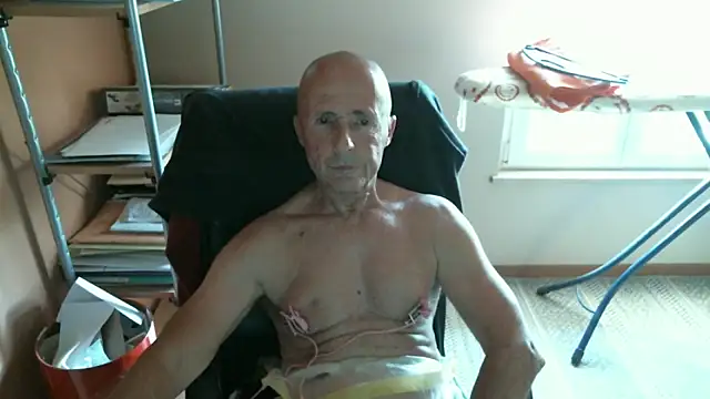 Snapshot of olibrius71 chatting on May 21, 5:54 pm olibrius71 online show from May 21, 5:54 pm
