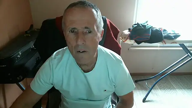 Snapshot of olibrius71 chatting on February 10, 9:25 am olibrius71 online show from February 10, 9:25 am