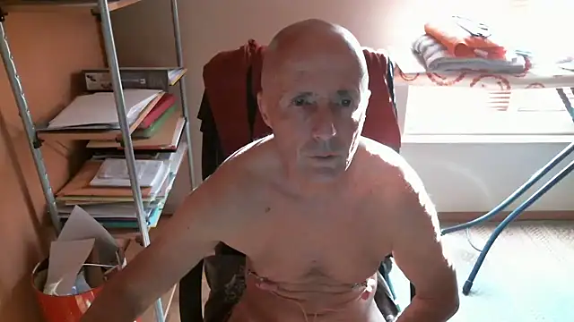 Snapshot of olibrius71 chatting on March 22, 3:46 pm olibrius71 online show from March 22, 3:46 pm