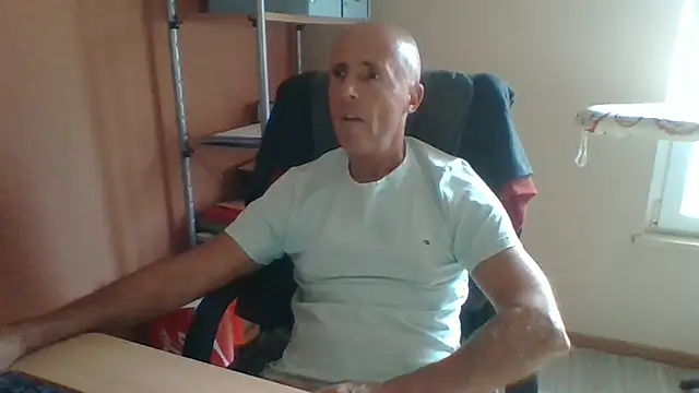 Snapshot of olibrius71 chatting on October 31, 2:13 pm olibrius71 online show from October 31, 2:13 pm