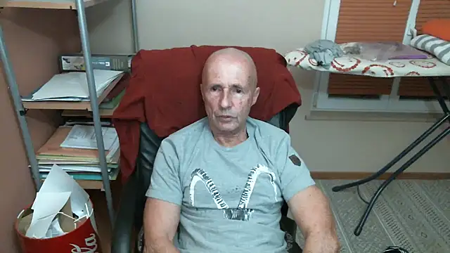 Snapshot of olibrius71 chatting on February 13, 9:04 pm olibrius71 online show from February 13, 9:04 pm