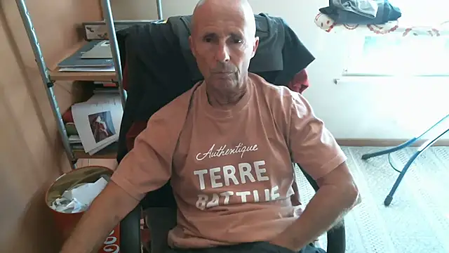 Snapshot of olibrius71 chatting on October 7, 11:44 am olibrius71 online show from October 7, 11:44 am