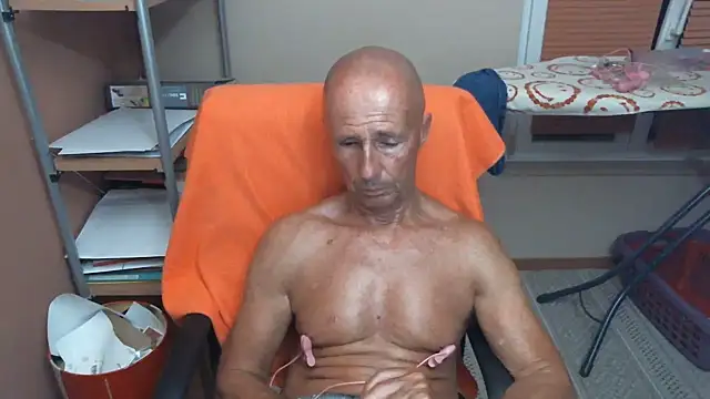Snapshot of olibrius71 chatting on July 16, 8:17 pm olibrius71 online show from July 16, 8:17 pm