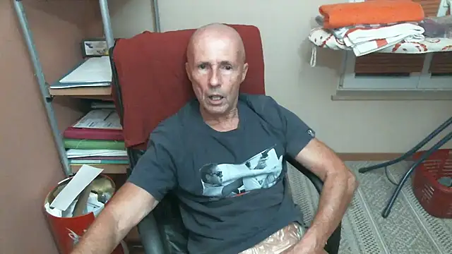 Snapshot of olibrius71 chatting on December 3, 7:24 pm olibrius71 online show from December 3, 7:24 pm