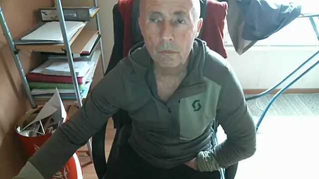 Snapshot of olibrius71 chatting on January 10, 1:06 pm olibrius71 online show from January 10, 1:06 pm