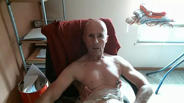 Snapshot of olibrius71 chatting on April 10, 2:24 pm olibrius71 online show from April 10, 2:24 pm