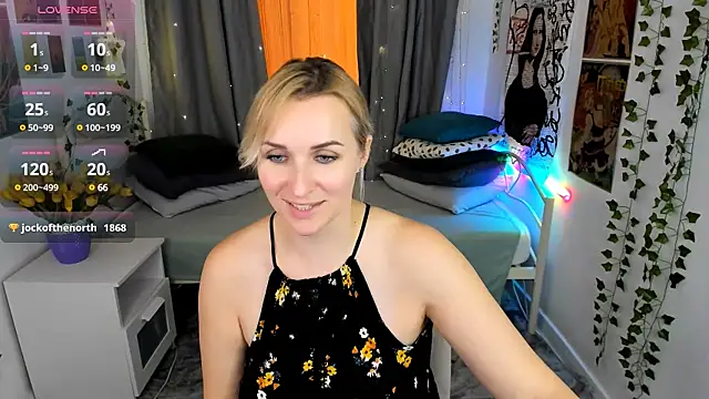 Snapshot of Karinella_x chatting on March 3, 12:23 am Karinella x online show from March 3, 12:23 am