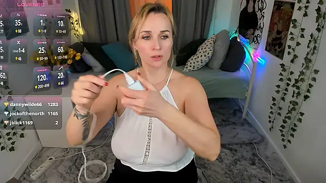 Snapshot of Karinella_x chatting on March 10, 3:56 am Karinella x online show from March 10, 3:56 am
