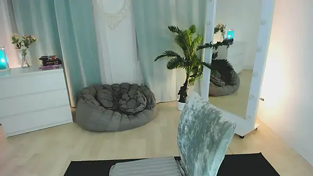 Snapshot of Karinella_x chatting on May 31, 12:00 pm Karinella x online show from May 31, 12:00 pm