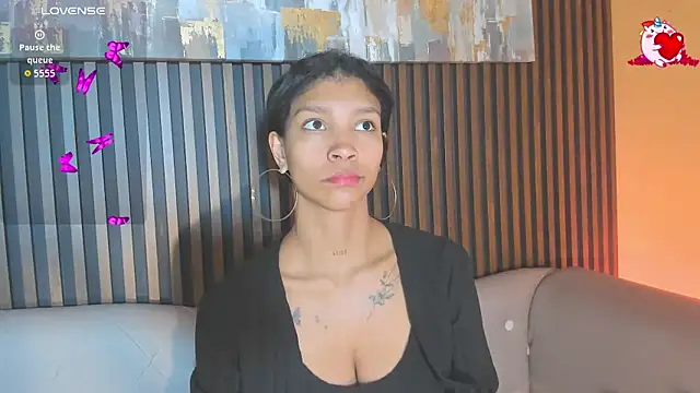 Snapshot of LauraAristizabal chatting on October 2, 11:24 am LauraAristizabal online show from October 2, 11:24 am