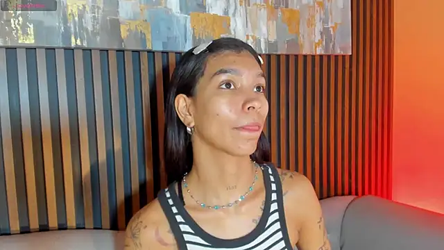 LauraAristizabal online show from December 19, 12:51 pm