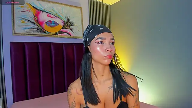 LauraAristizabal online show from April 4, 12:12 pm