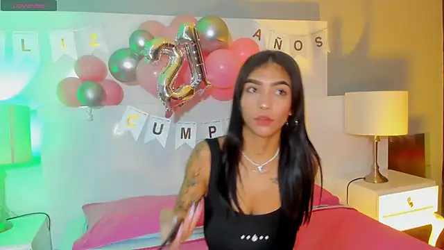 Snapshot of LauraAristizabal chatting on June 24, 12:15 pm LauraAristizabal online show from June 24, 12:15 pm
