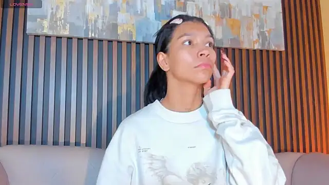 Snapshot of LauraAristizabal chatting on November 15, 12:31 pm LauraAristizabal online show from November 15, 12:31 pm