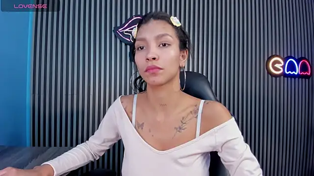 Snapshot of LauraAristizabal chatting on March 21, 12:17 pm LauraAristizabal online show from March 21, 12:17 pm