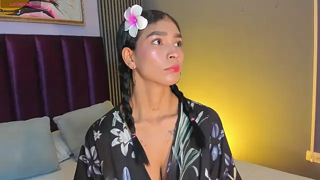 LauraAristizabal online show from May 24, 12:05 pm