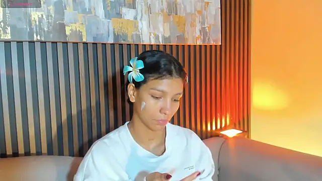 Snapshot of LauraAristizabal chatting on October 23, 12:48 pm LauraAristizabal online show from October 23, 12:48 pm