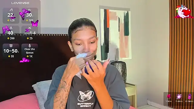 Snapshot of LauraAristizabal chatting on October 14, 12:50 pm LauraAristizabal online show from October 14, 12:50 pm